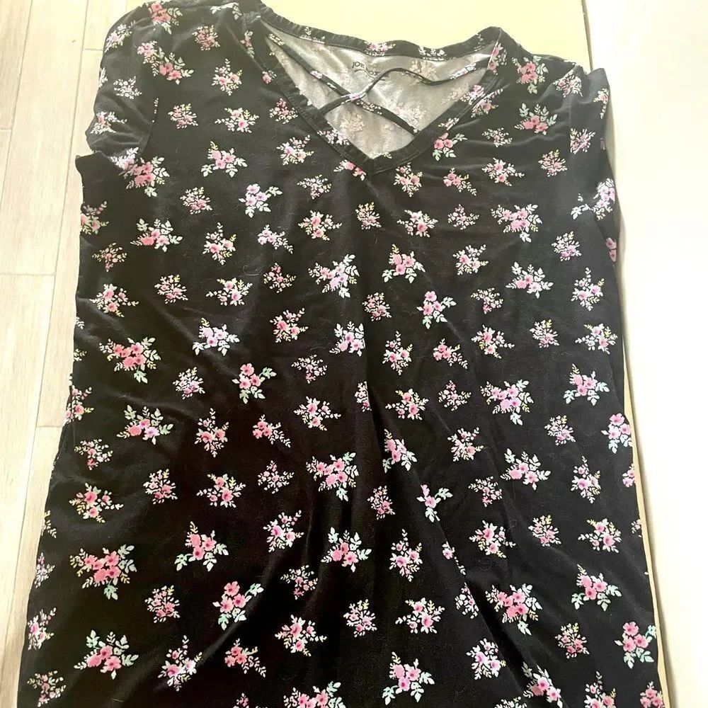 ⭐️5/$25 Woman’s size Large Joe Boxer Vneck black & pink floral Tshirt